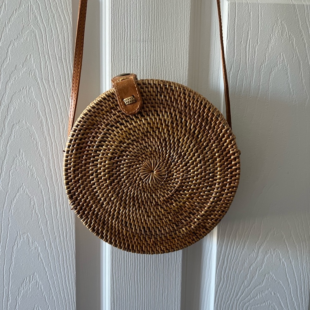 Round straw shoulder bag